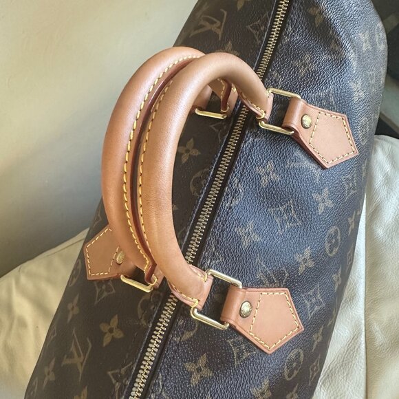 AUTHENTIC Louis Vuitton Speedy 35 in Monogram - Picture 13 of 16